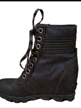 RARE SOREL Wedge Combat Boots – Deep Black | Size 6 (EU 37)
Elevated utility 💣